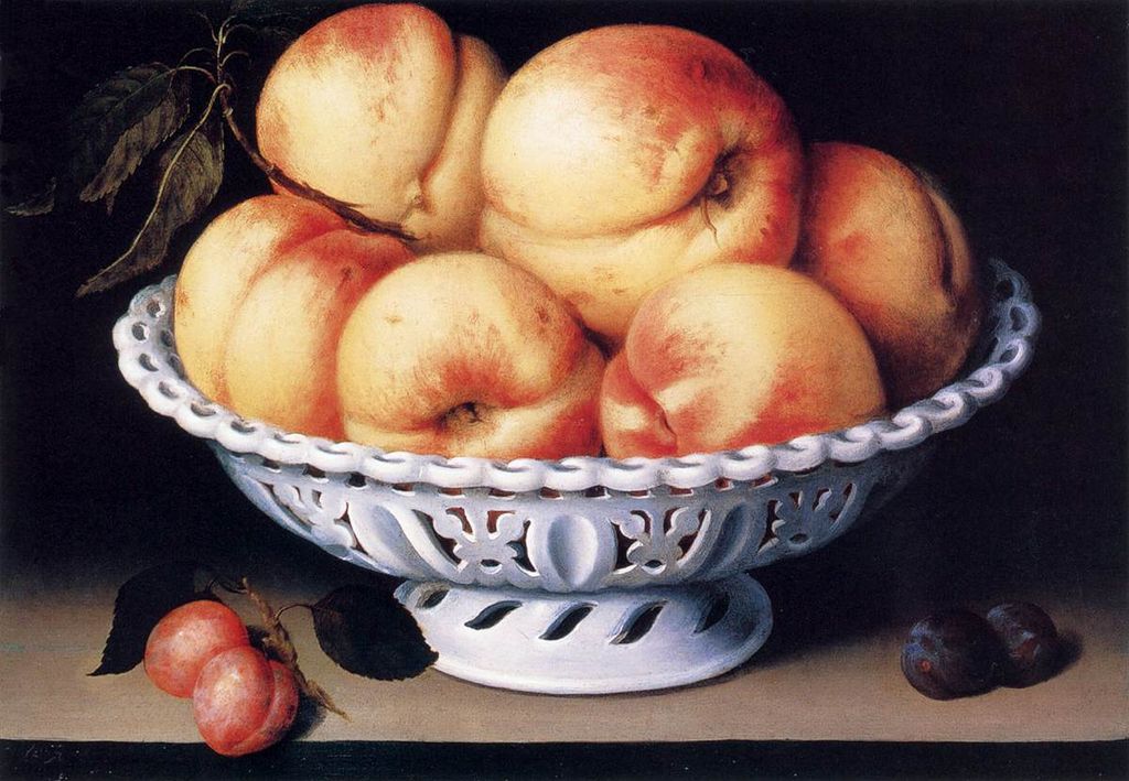 1024px-Fede_Galizia_White_Ceramic_Bowl_with_Peaches_and_Red_and_Blue_Plums